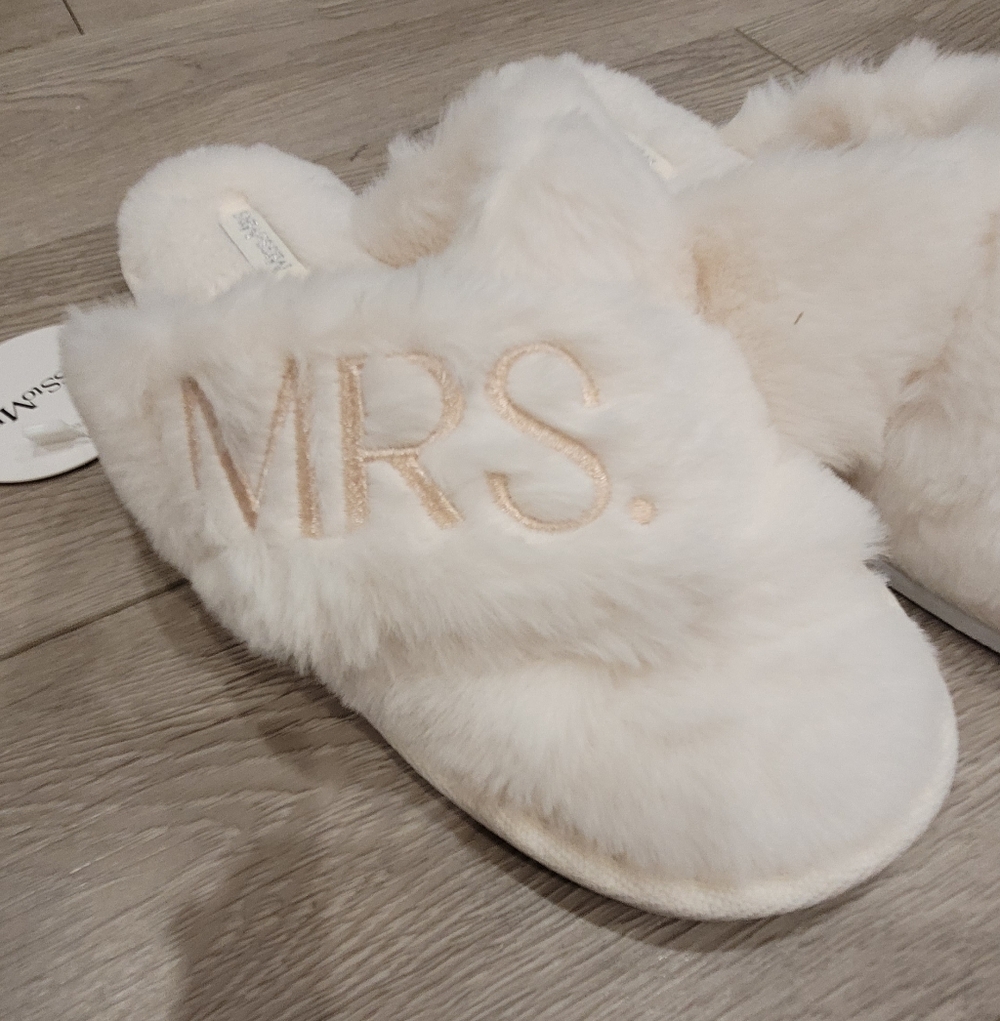🆕️ Fuzzy 'Mrs' Bridal Slippers